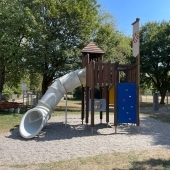 Bild vom Spielplatz anzeigen.