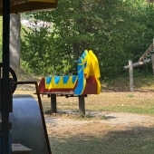 Bild vom Spielplatz anzeigen.