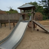 Bild vom Spielplatz anzeigen.