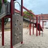Bild vom Spielplatz anzeigen.