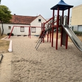 Bild vom Spielplatz anzeigen.