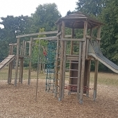 Bild vom Spielplatz anzeigen.