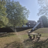 Bild vom Spielplatz anzeigen.