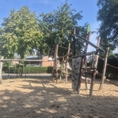 Bild vom Spielplatz anzeigen.