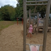 Bild vom Spielplatz anzeigen.