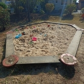 Bild vom Spielplatz anzeigen.