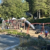 Bild vom Spielplatz anzeigen.