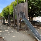 Bild vom Spielplatz anzeigen.