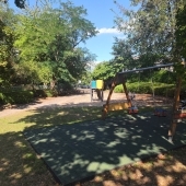 Bild vom Spielplatz anzeigen.