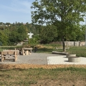 Bild vom Spielplatz anzeigen.