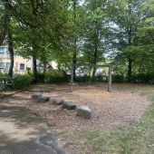 Bild vom Spielplatz anzeigen.