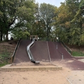 Bild vom Spielplatz anzeigen.