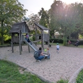Bild vom Spielplatz anzeigen.