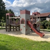 Bild vom Spielplatz anzeigen.