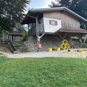 Bild vom Spielplatz anzeigen.