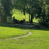 Bild vom Spielplatz anzeigen.
