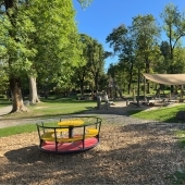 Bild vom Spielplatz anzeigen.