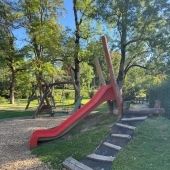 Bild vom Spielplatz anzeigen.