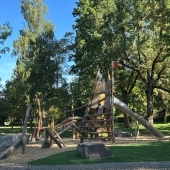 Bild vom Spielplatz anzeigen.