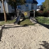 Bild vom Spielplatz anzeigen.