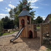 Bild vom Spielplatz anzeigen.