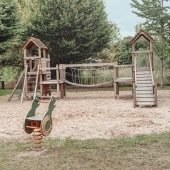 Bild vom Spielplatz anzeigen.