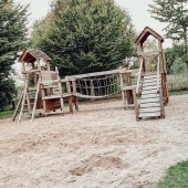 Bild vom Spielplatz anzeigen.