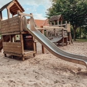 Bild vom Spielplatz anzeigen.