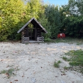 Bild vom Spielplatz anzeigen.