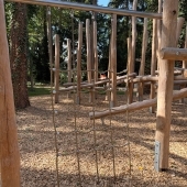 Bild vom Spielplatz anzeigen.