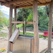Bild vom Spielplatz anzeigen.