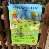 Bild vom Spielplatz anzeigen.