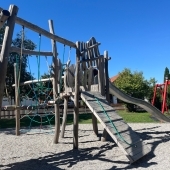Bild vom Spielplatz anzeigen.