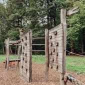 Bild vom Spielplatz anzeigen.
