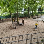 Bild vom Spielplatz anzeigen.