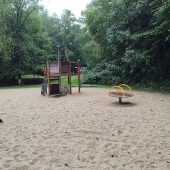 Bild vom Spielplatz anzeigen.