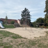 Bild vom Spielplatz anzeigen.