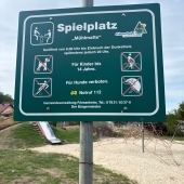 Bild vom Spielplatz anzeigen.