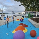 Bild vom Spielplatz anzeigen.