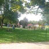 Bild vom Spielplatz anzeigen.