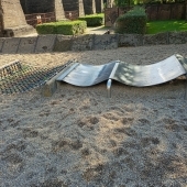 Bild vom Spielplatz anzeigen.