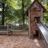 Bild vom Spielplatz anzeigen.