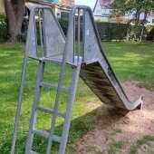 Bild vom Spielplatz anzeigen.