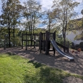 Bild vom Spielplatz anzeigen.