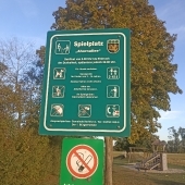 Bild vom Spielplatz anzeigen.