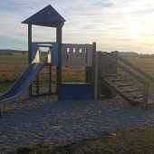 Bild vom Spielplatz anzeigen.