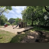 Bild vom Spielplatz anzeigen.