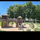 Bild vom Spielplatz anzeigen.