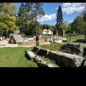 Bild vom Spielplatz anzeigen.