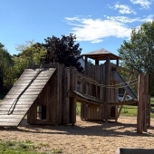 Bild vom Spielplatz anzeigen.